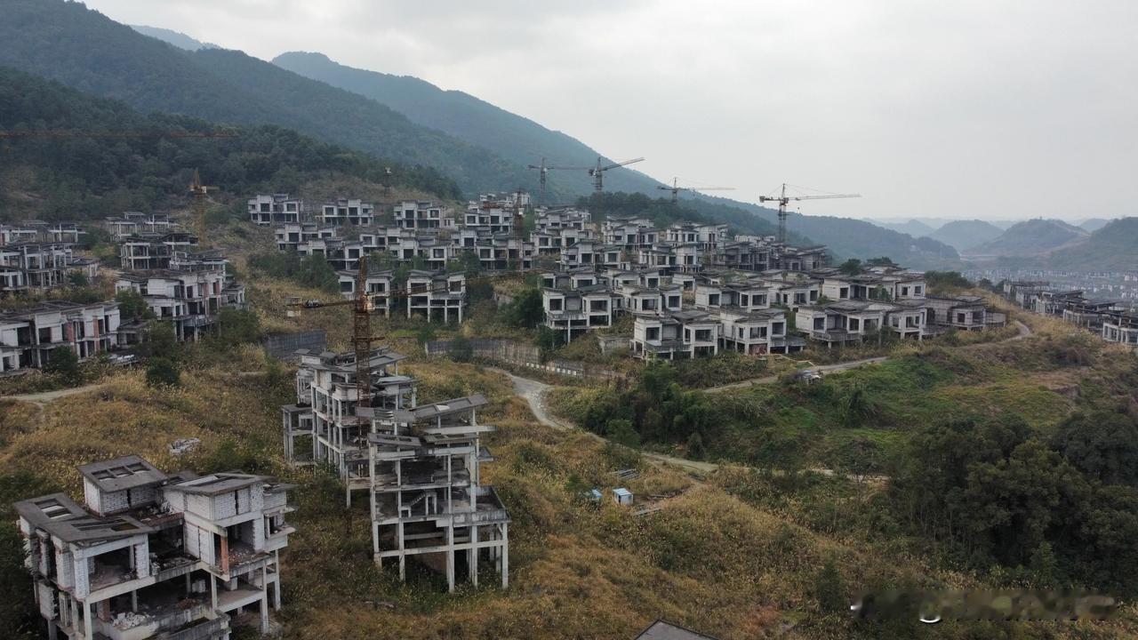 在重庆缙云山的深处，隐藏着一座被时光遗忘的废弃别墅。

它静静地伫立在那里，仿佛