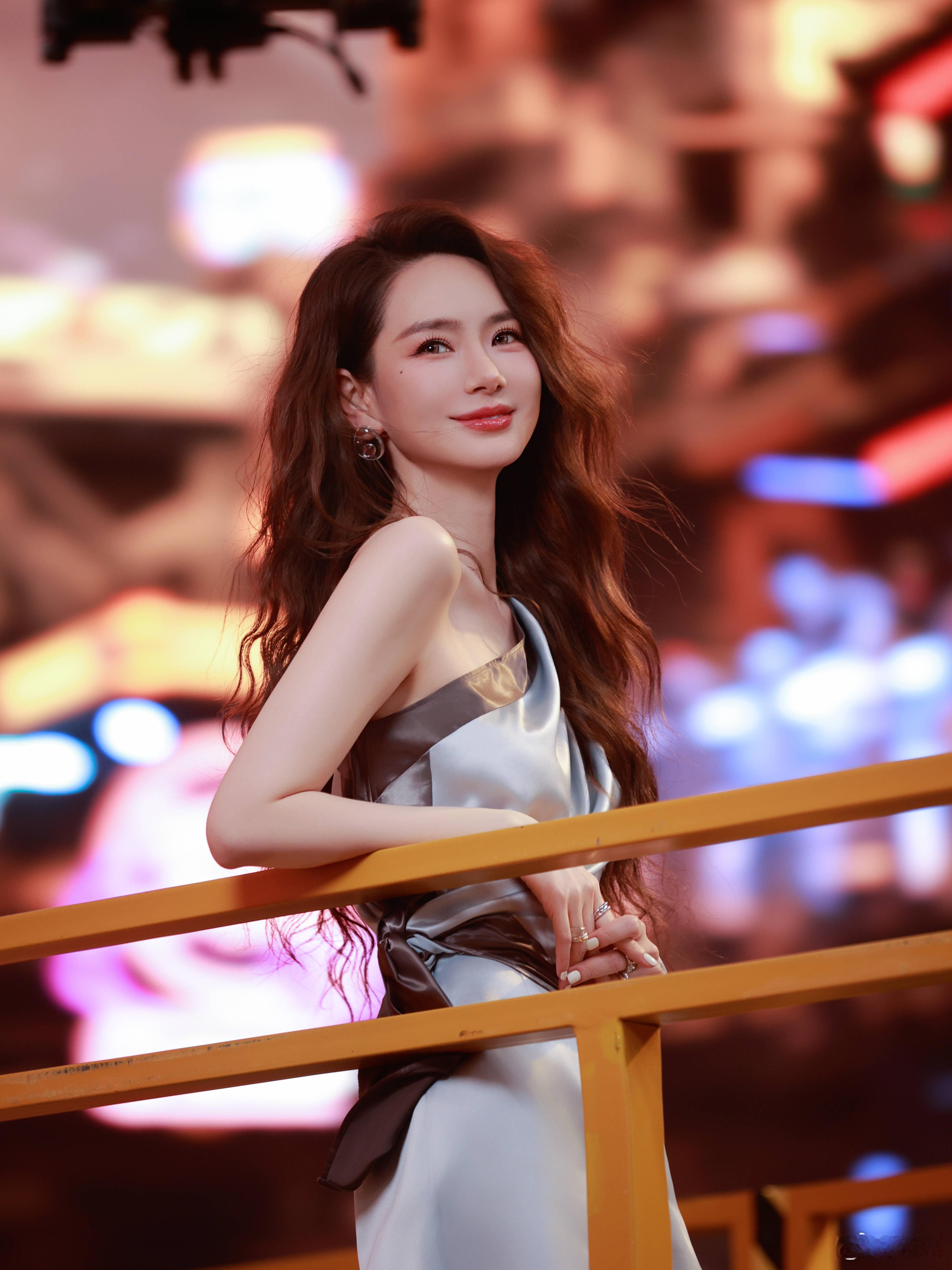 戚薇首演AI漫剧身兼多职 戚薇又开始闯新赛道了，首次出演AI漫剧，并且亲身参与内