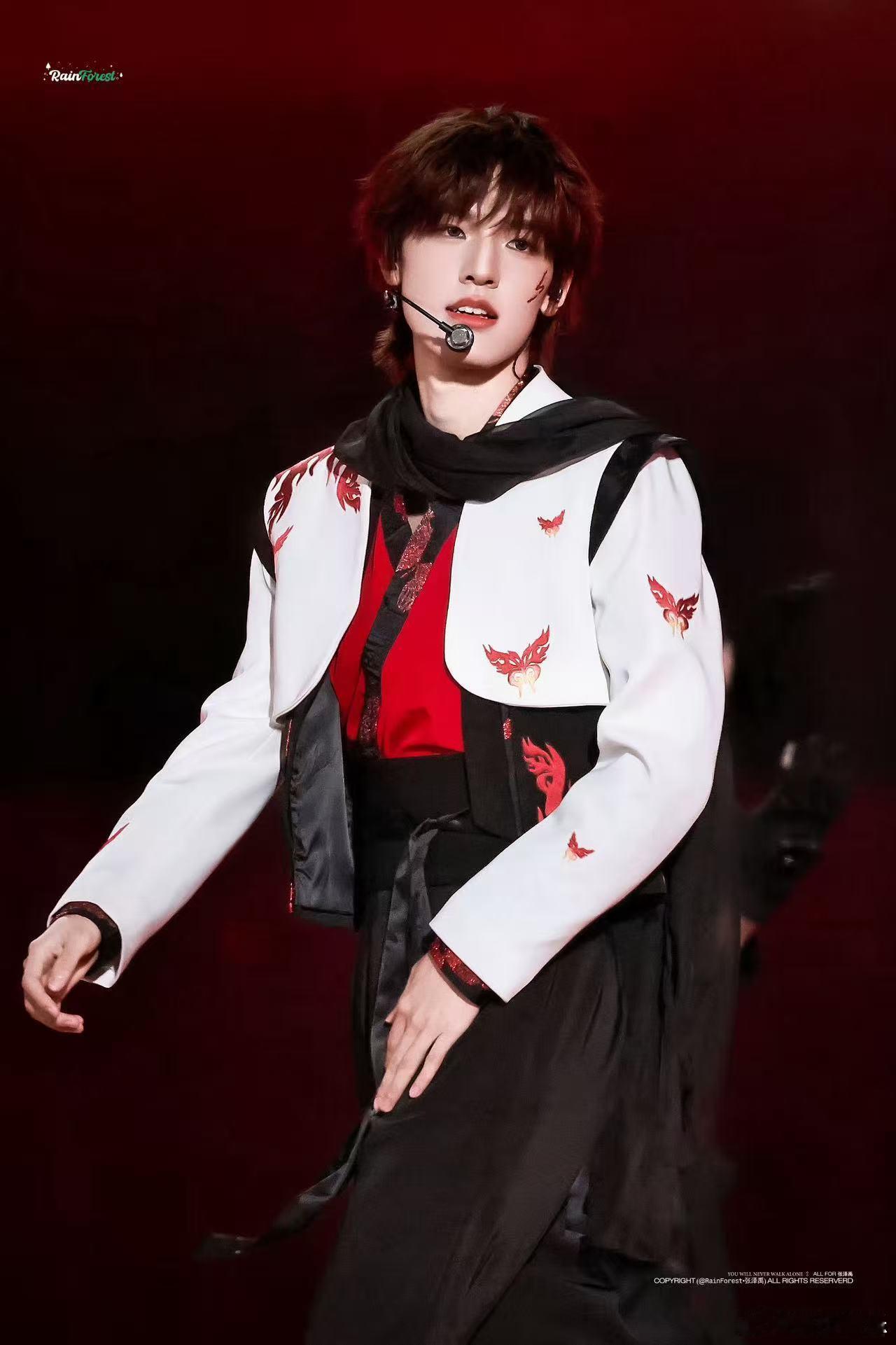 张泽禹课表 双向奔赴的爱才最动人，张泽禹知道粉丝愿意花时间等他，就怕粉丝熬着，刚