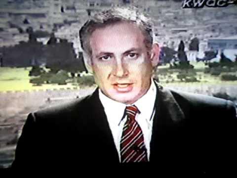 稍微年轻那会的内塔尼亚胡长得眉清目秀的，不过谈不上帅。其实他挺耐老的，即使一头银