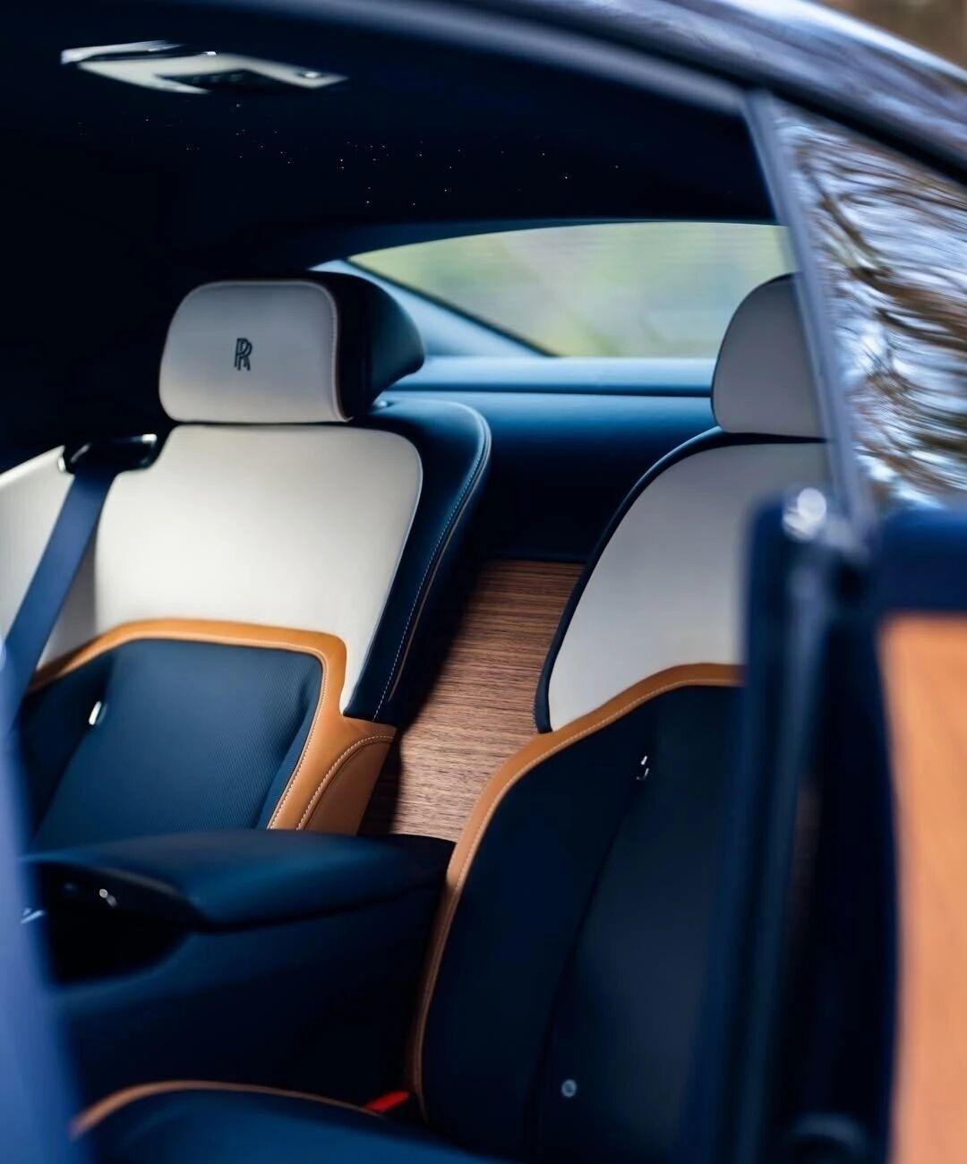 这配色真服了！劳斯菜斯交付一台闪灵给一位格林威治大佬的客户！车内装饰奢到骨子里