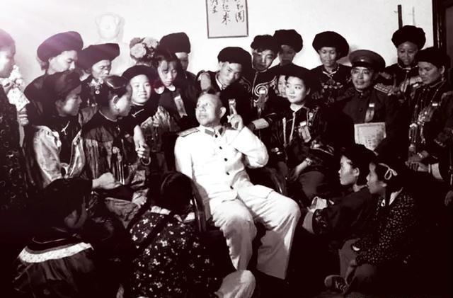 80年代，离休在家的原广州军区副政委晏福生，得知曾给自己开车的司机小张病逝，家境
