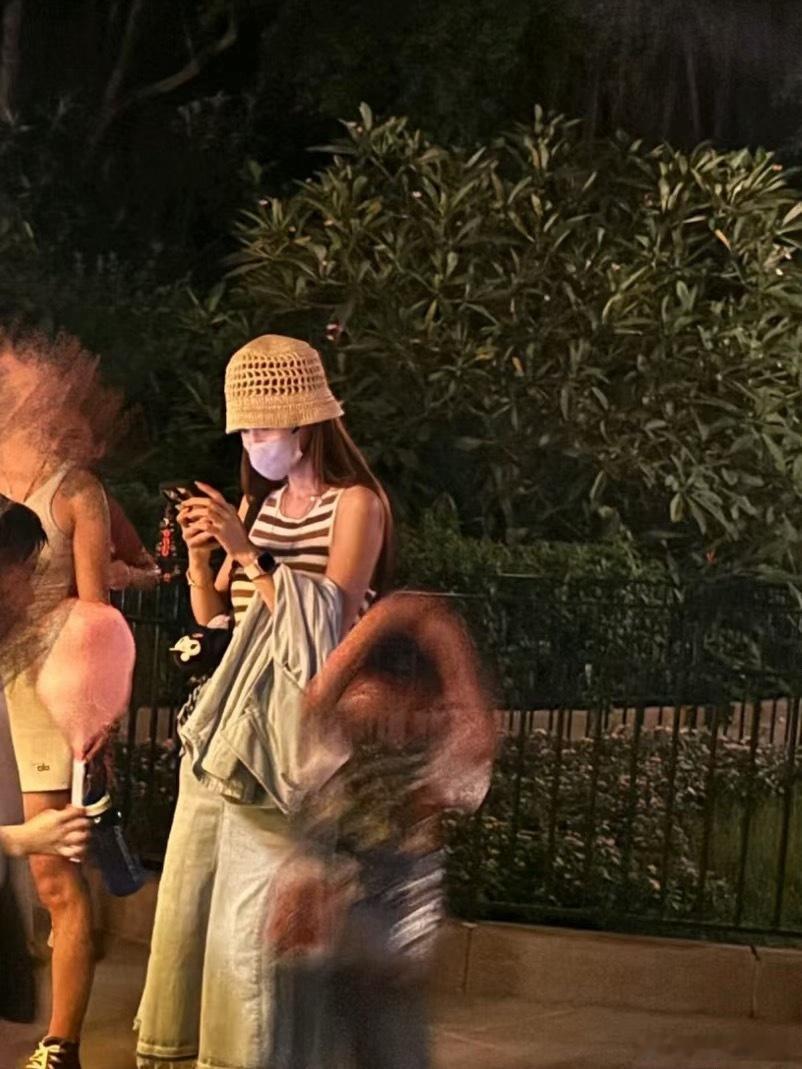 Angelababy 带着小海绵又去迪士尼了，公主和小王子又回家了