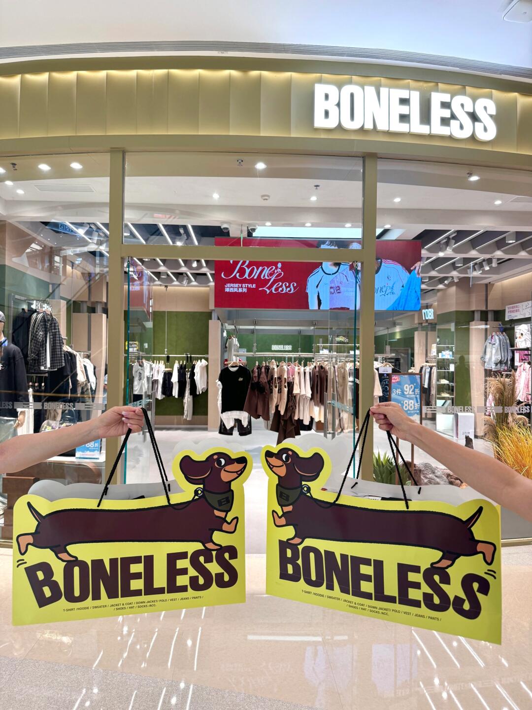 预计后天成都有10w人。。。来抢小狗T恤。。。。