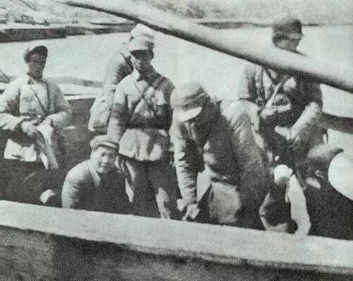毛主席东渡黄河，龙归大海定乾坤！1948年3月23日毛主席率领中共中央前委成员及