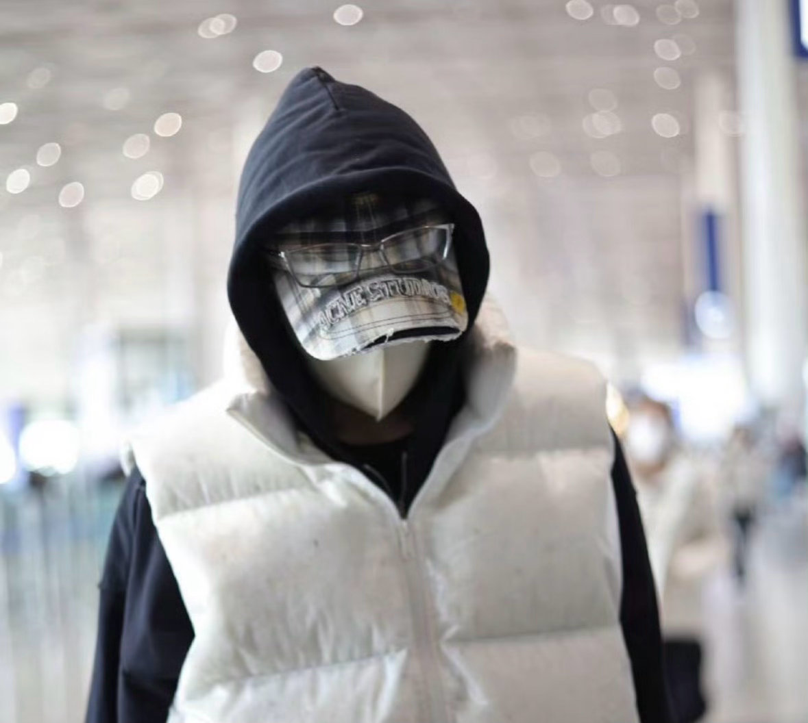 胡先煦秒删博哈哈哈娱乐圈打工的活人加1，实在是太可爱啦，但是小胡，你这衣服很像蹦