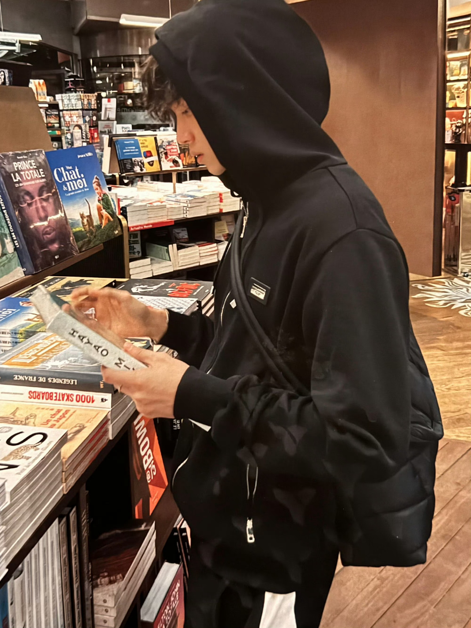 落在明眼里的李开餐，是最爱逮你拍照口口声声说让没当实验品，其实把拍照技巧都用在了