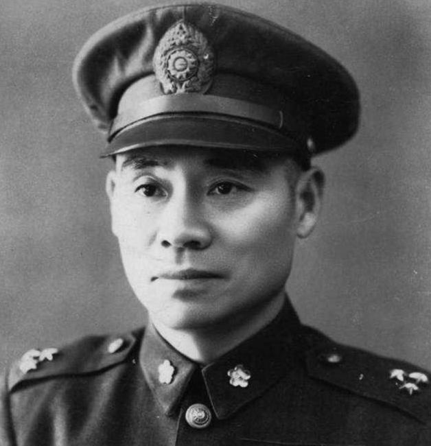 1949年，国民党少将范纪曼临刑前借口上厕所，谁也没想到，他竟靠一块木板死里逃生