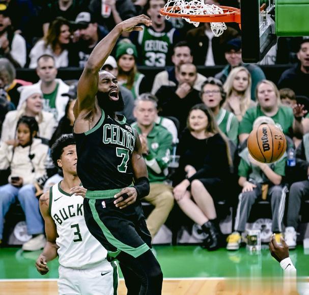 #凯尔特人战胜雄鹿# #NBA# 

刚刚结束的NBA常规赛东部焦点战中，凯尔