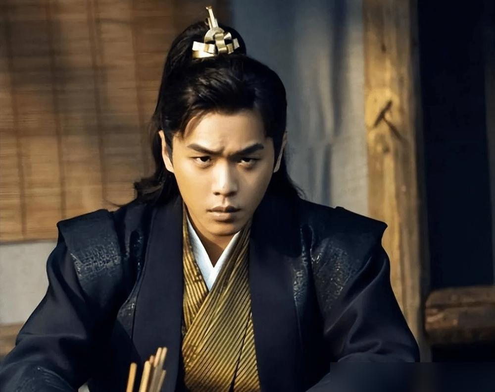 别再被范闲奶奶骗了，她所有的眼泪，都是喂给庆帝的定心丸。
你再看她送范闲走，嘴