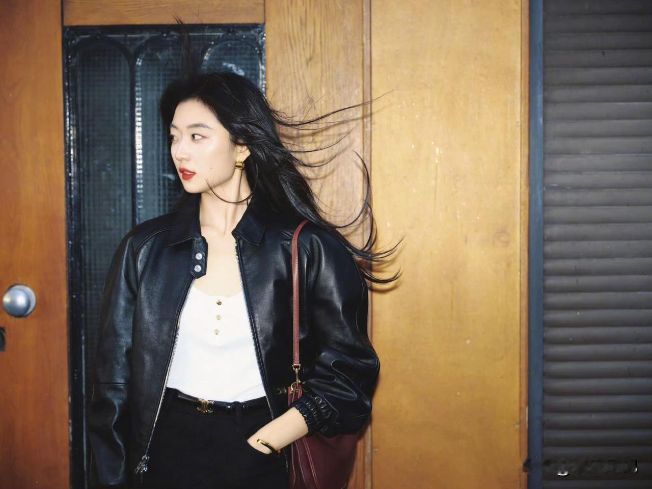 孙千 以黑色皮夹克搭配半裙，身背酒红色手袋为点缀出席巴黎时装周，酷飒造型气场全开