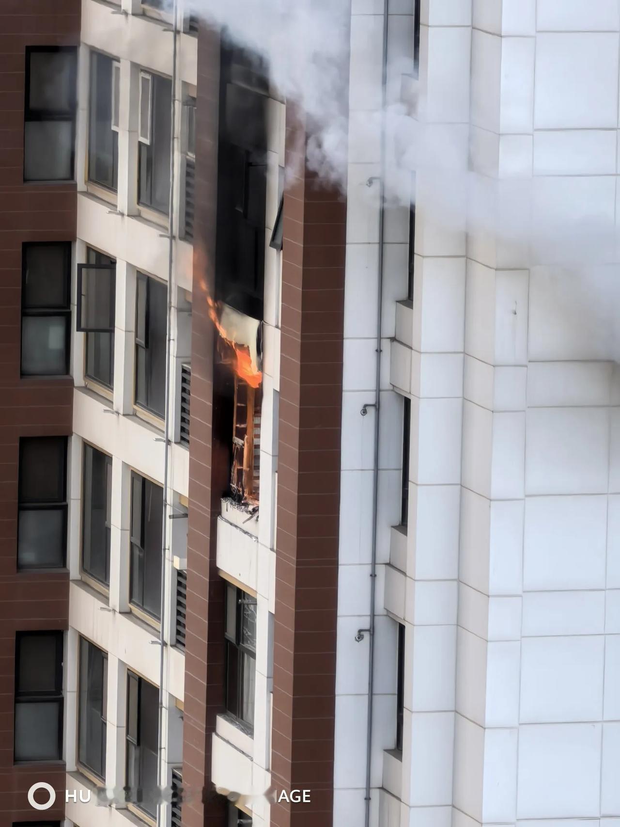 快救火呀！西安市边家村十字西南白庙村伊顿公馆这栋楼正着🔥呢，现在是17：01，