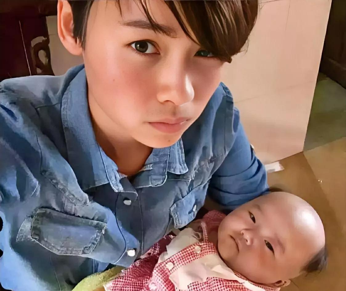 这孩子长得，小小年纪就一把年纪了。看这发型，以后肯定聪明。