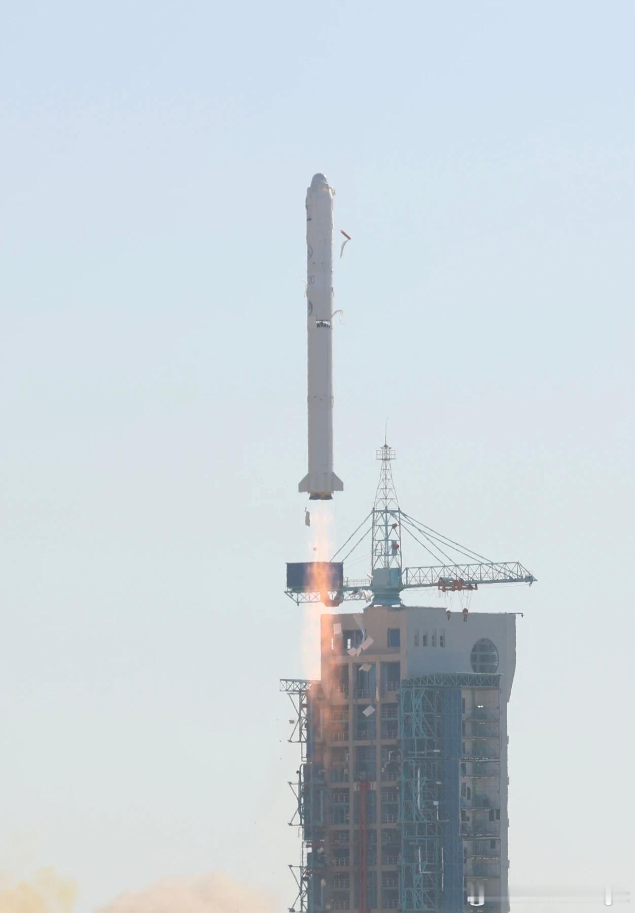 北京时间今天12时01分，我国在酒泉卫星发射中心使用长征二号丙运载火箭成功将阿尔