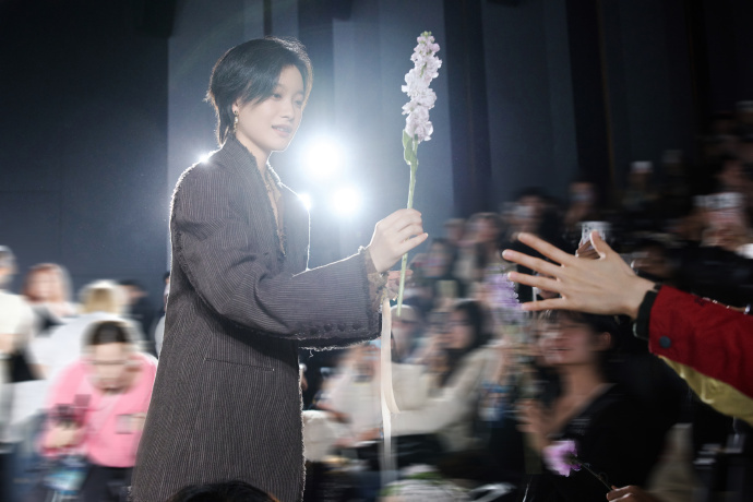 倪妮内娱人缘 陈妍希李昀锐张哲华齐刷刷来支持，连宋威龙都来给任小名加油。演得破碎