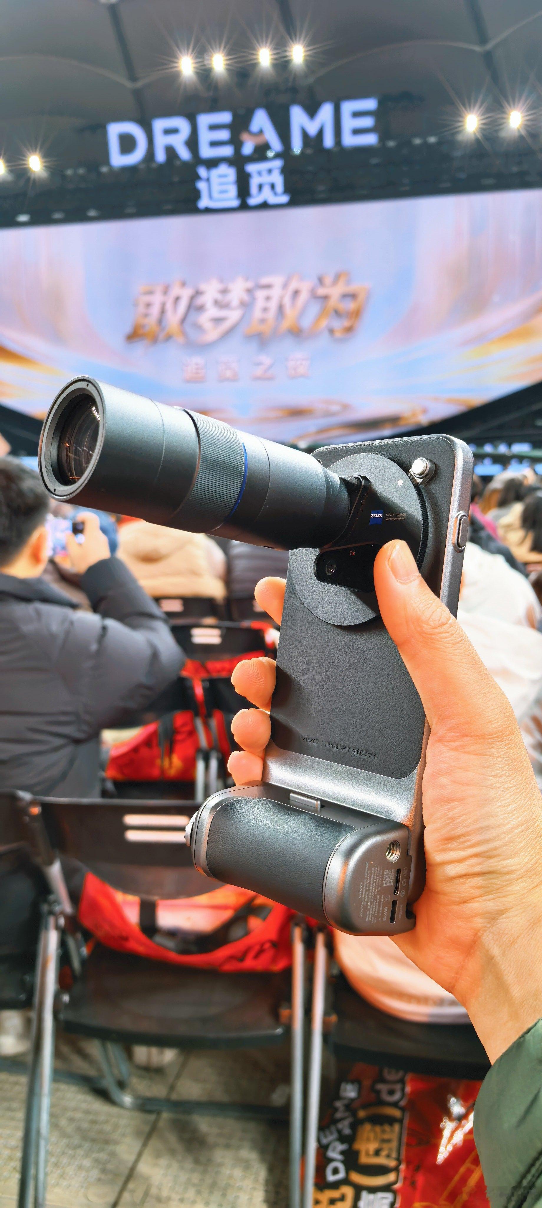 这次来追觅新式年会 带的拍摄装备，vivo X300 Pro影像套装，一会儿拍大