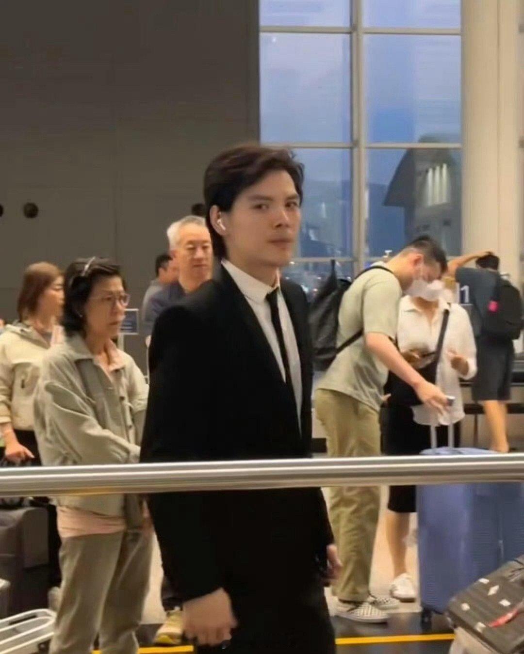 路人互动时一句不经意表述，向佐认真纠正，将立场清晰亮明。这份对地域归属的重视，既