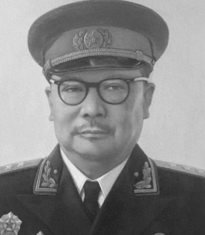 1951年7月初，北京的天空刚蒙蒙亮，挂在中南海门口的那盏灯才熄灭。李克农提着军