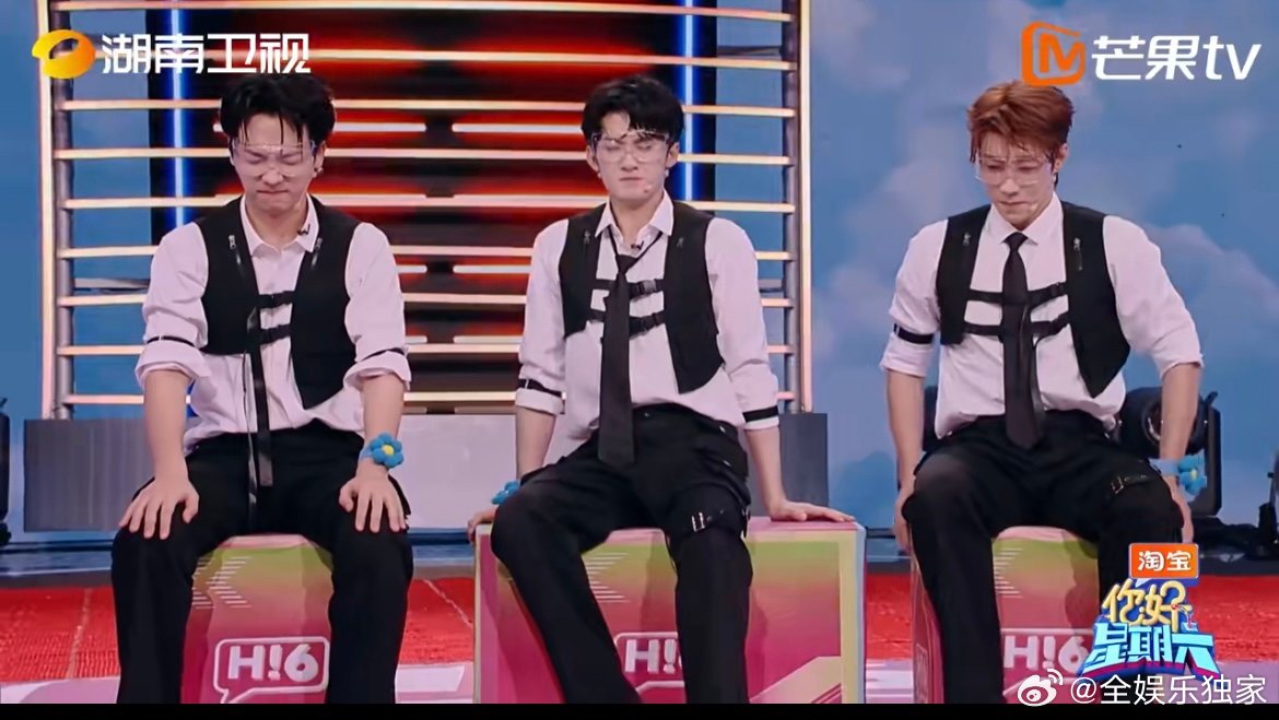 超强水炮锁定目标！檀健次被冲得东倒西歪，直接从凳子上滑落，结束后眼神涣散，这波冲