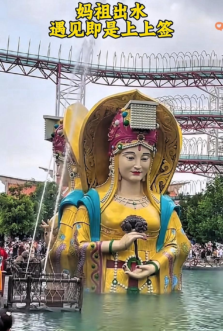 在厦门旅游赶上个大场面！

男子当场看呆，原来传说里的“妈祖出水”真的长这样！?