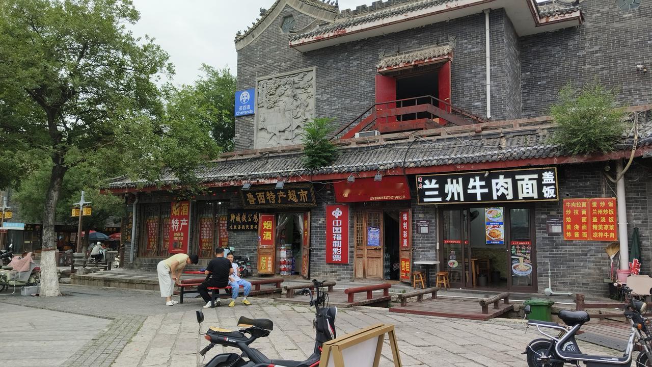 在聊城古城的街角，光岳楼东南角，青砖灰瓦的老房子下，藏着最接地气的市井烟火。你看