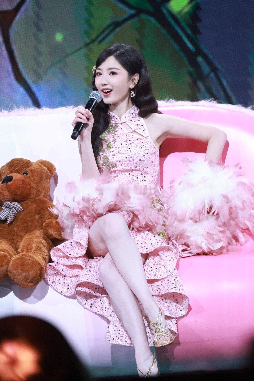 毛晓彤跨年舞台生图危险又迷人的蜜桃 