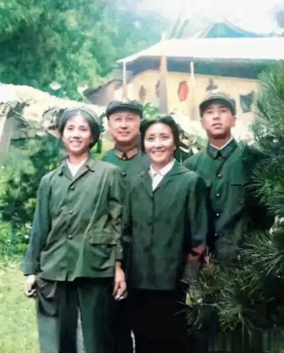 ⬅️左：上世纪80年代初，钱老（钱学森）与妻子蒋英、儿子钱永刚、女儿钱永真拍摄的