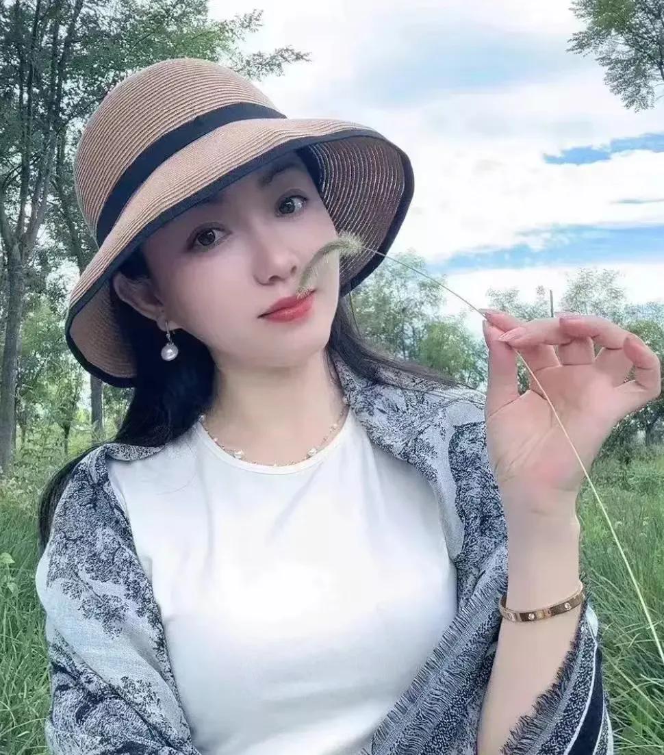 秋风起，枫叶红，李明站在异乡的街头，望着天空南飞的雁群，心中涌起一股浓浓的思乡情