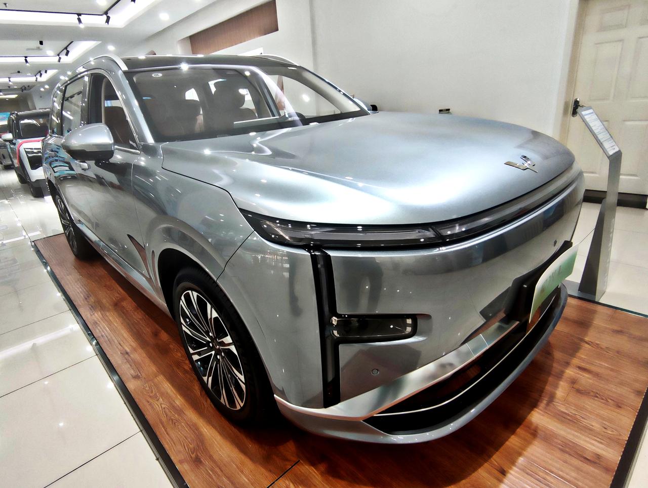 十万级大六座家用SUV《星光L》
   星光L是上汽通用五菱旗下，一款全新十万级