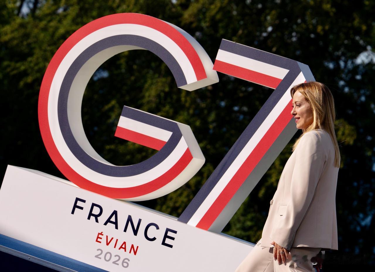 G7倩影，他俩更有夫妻相。G7峰会在法国埃维昂莱班开幕，马克龙和夫人布丽吉特作为