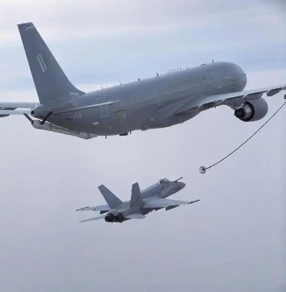 美军在此次战争中的死亡人数至少已有13人，打下一架美军加油机所造成的美军死亡人数