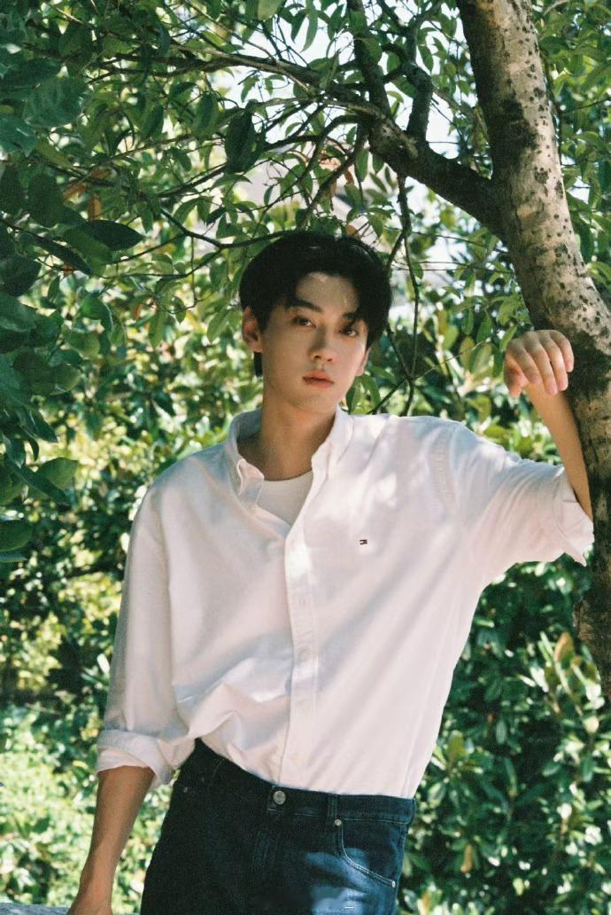 田栩宁兰嘉丝汀发布节奏田栩宁兰嘉丝汀剪影海报 田栩宁兰嘉丝汀发布节奏，田栩宁兰嘉