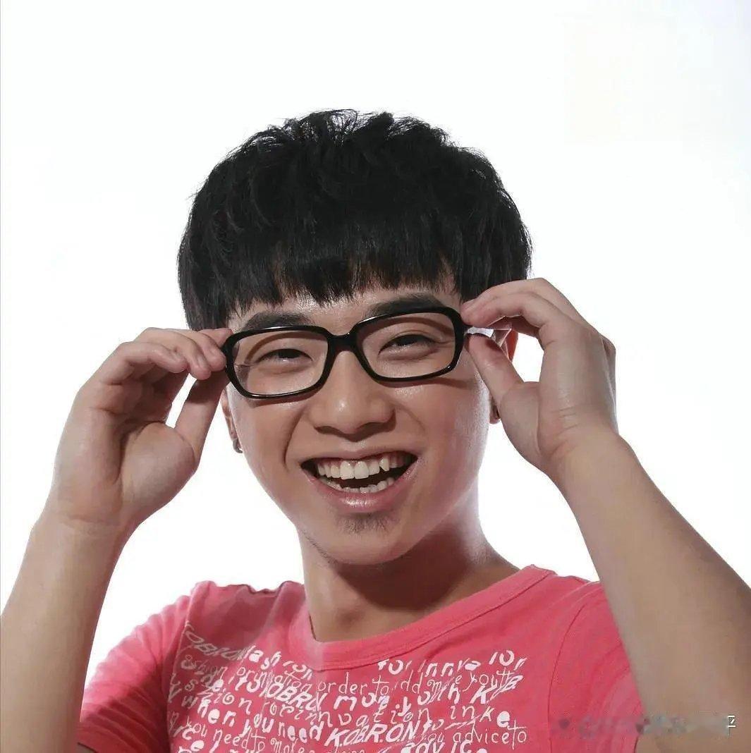 华晨宇是整容了还是长开了？感觉他现在和快乐男声时不是同一个人，有人说他整容了，也