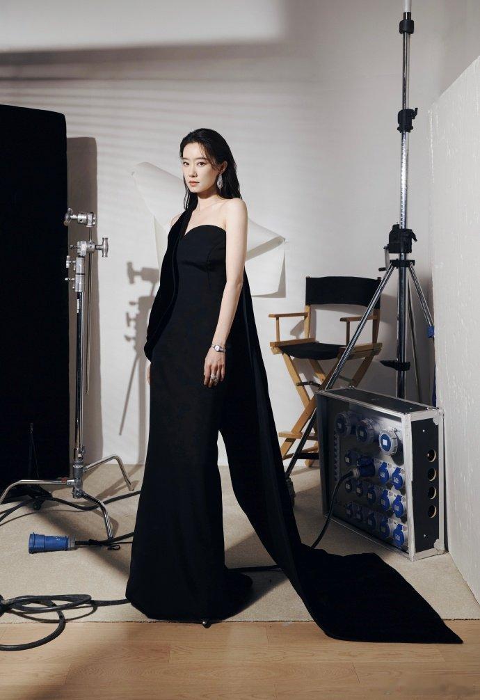 张小斐高级感看她穿黑色单肩裙走红毯，就知道什么叫美得有底气 