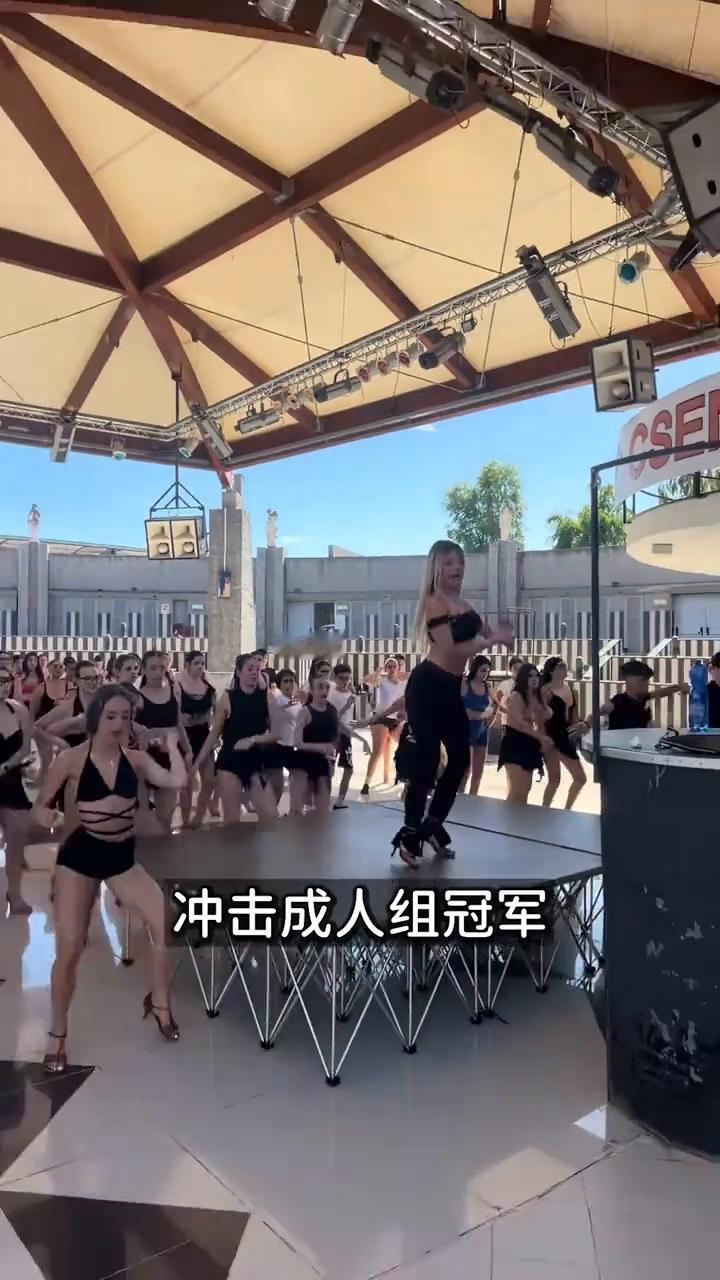 找不到男一号。
这是10年前小女孩跟教练学拉丁舞的样子。女孩叫玛利亚，08年出生