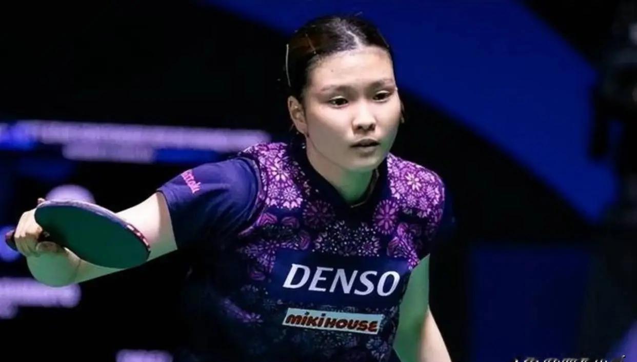 大藤沙月零封桥本的那天，网友突然扒出她混团世界杯时的“小动作”——原来都是向孙颖