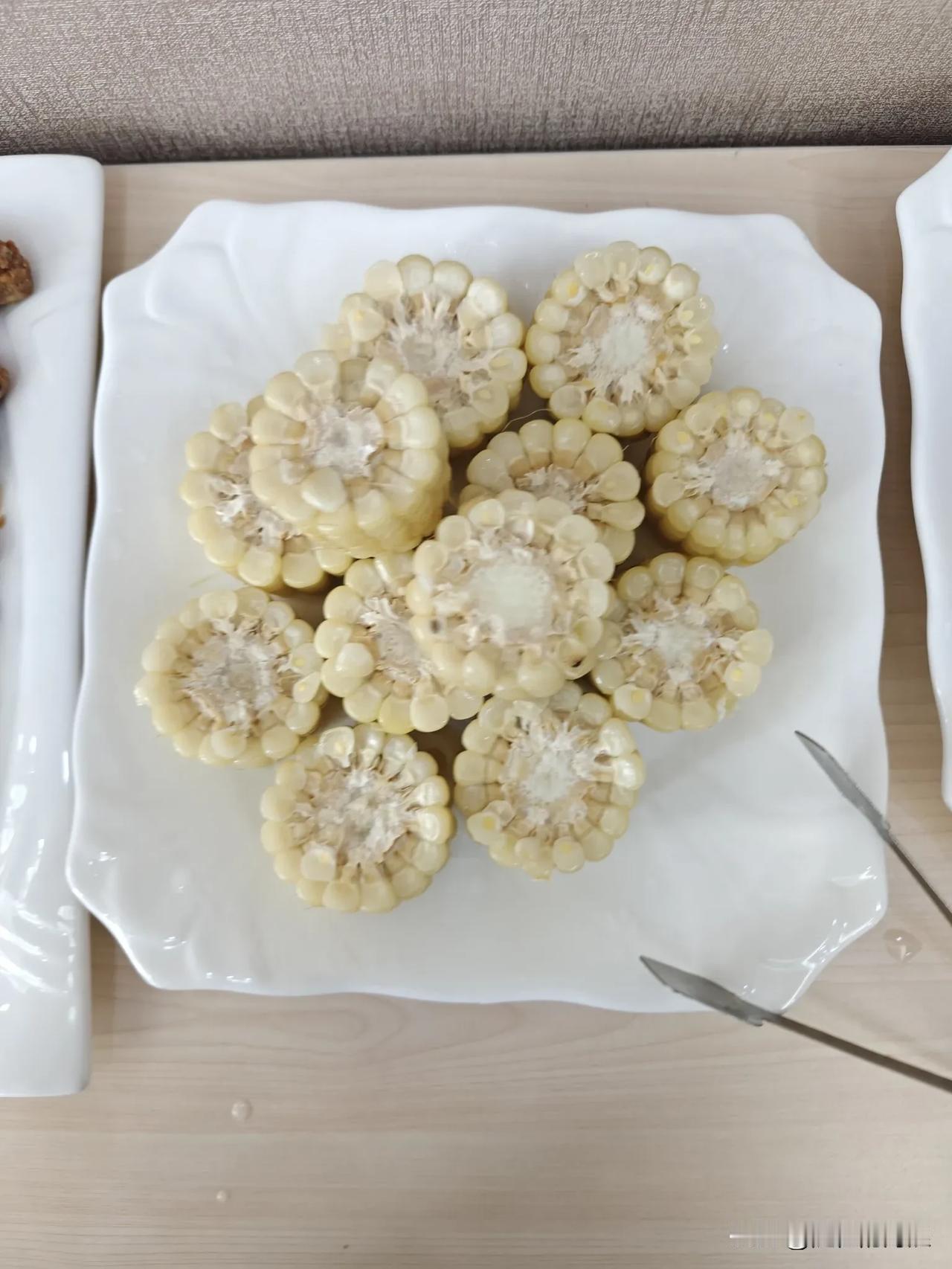 盘中美食满，香气扑鼻来。
生活是美食，也是一种幸福！