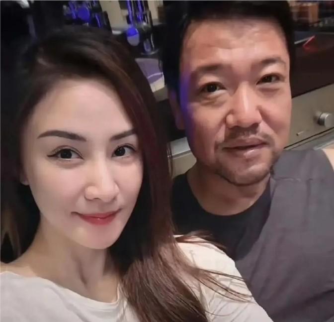 最近娱乐圈姓贾的都是狠人啊，减肥跟玩儿命似的。

贾玲这姐们儿是真牛，直接从22