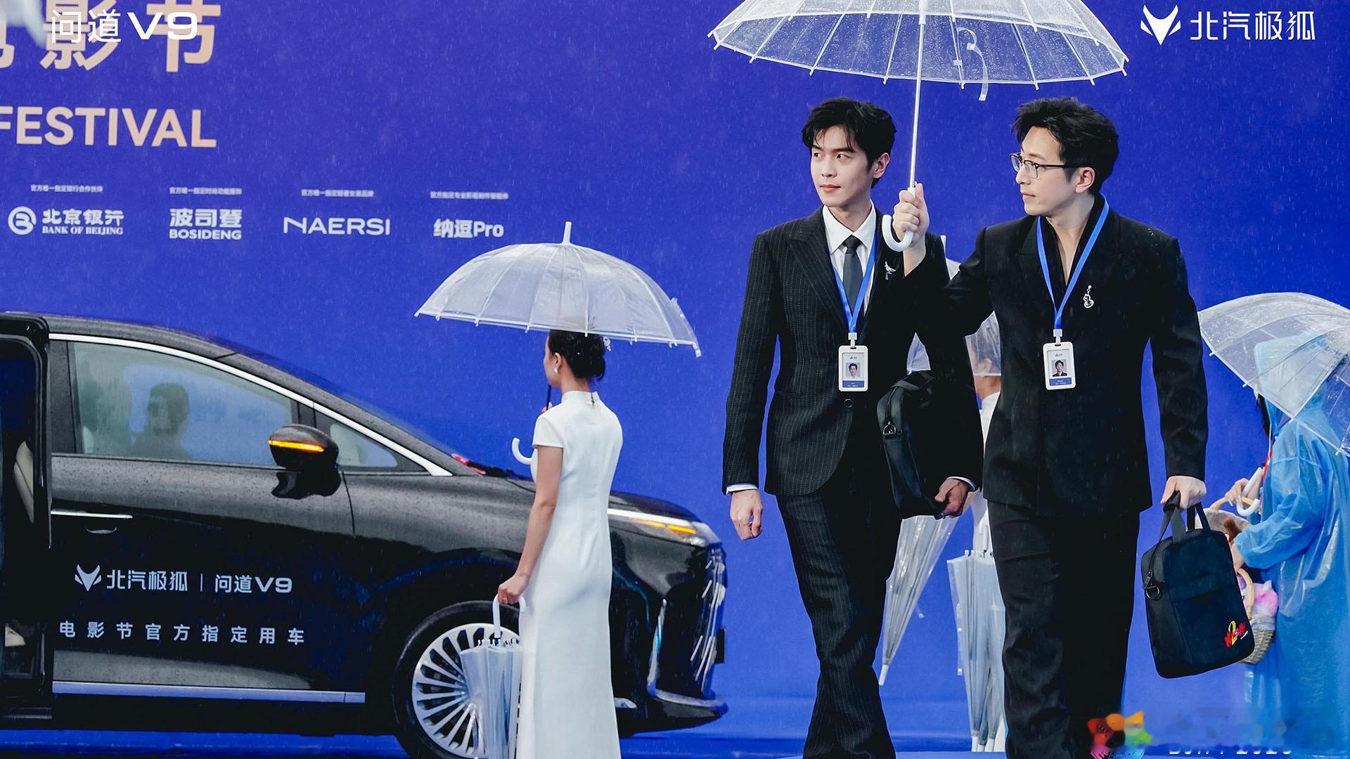 在北京国际电影节这个群星云集的“高端局”中，极狐问道V9凭借旗舰实力意外走红，成