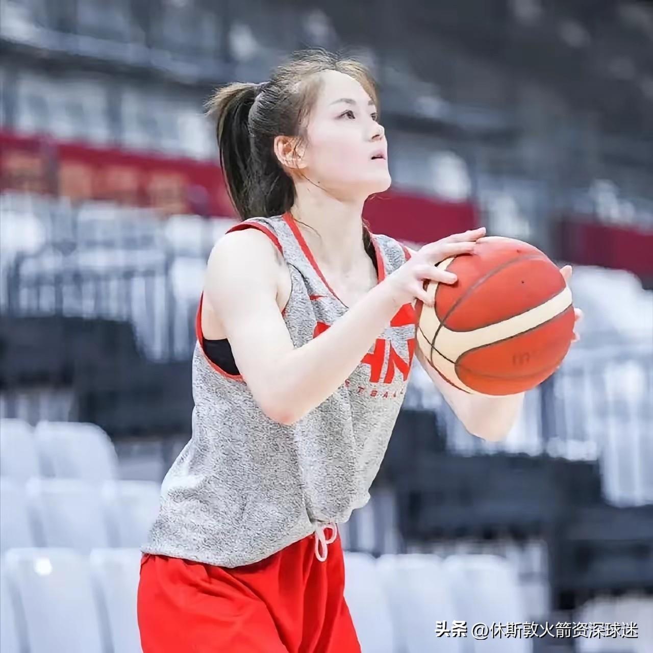 张曼曼能突能投，速度快，视野开阔，不仅长得漂亮球技也好。大家应该多了解了解张曼曼