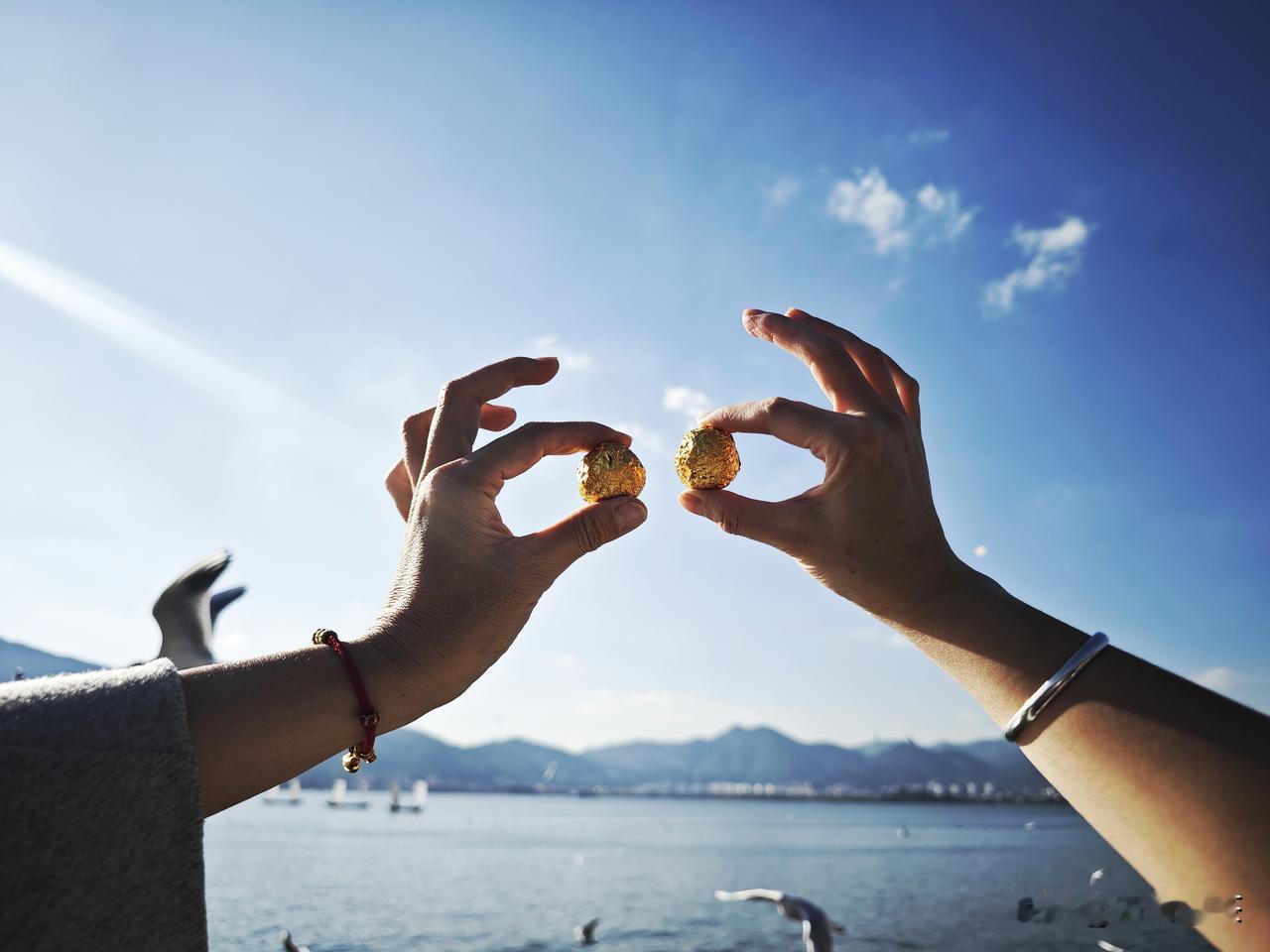 人生所谓的圆满，只不过是把所有的惊涛骇浪，都喝成了不动声色的日常。 ​​​