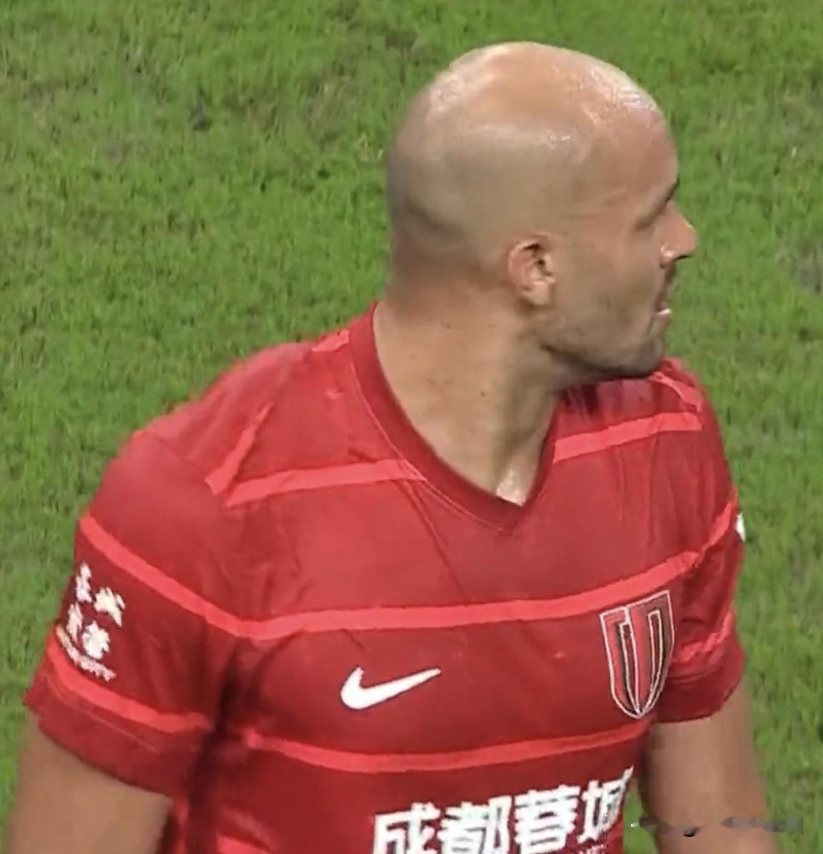 成都的球迷有点过分了，
不应该把河南队当成“仇人”。
昨晚中超联赛倒数第2轮，