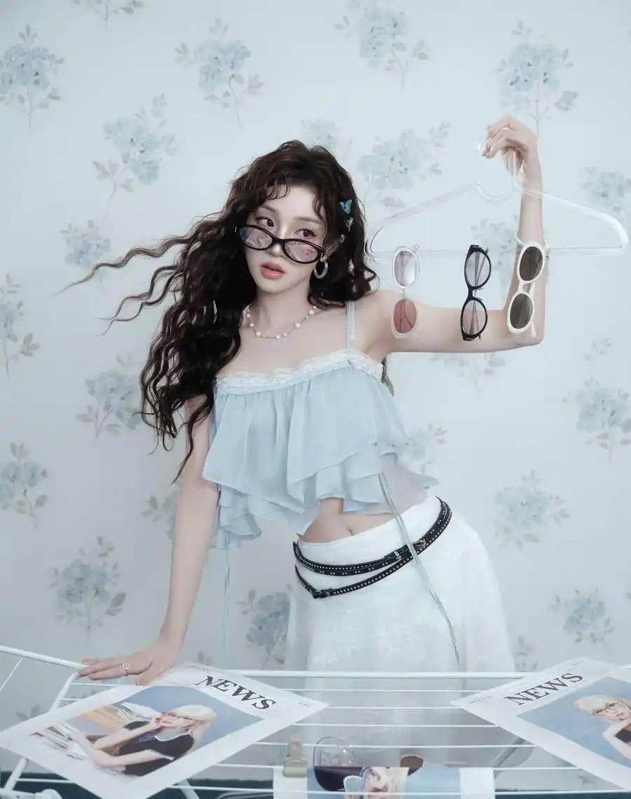 一个长发女孩穿着睡衣躺在床上。真的是太漂亮了