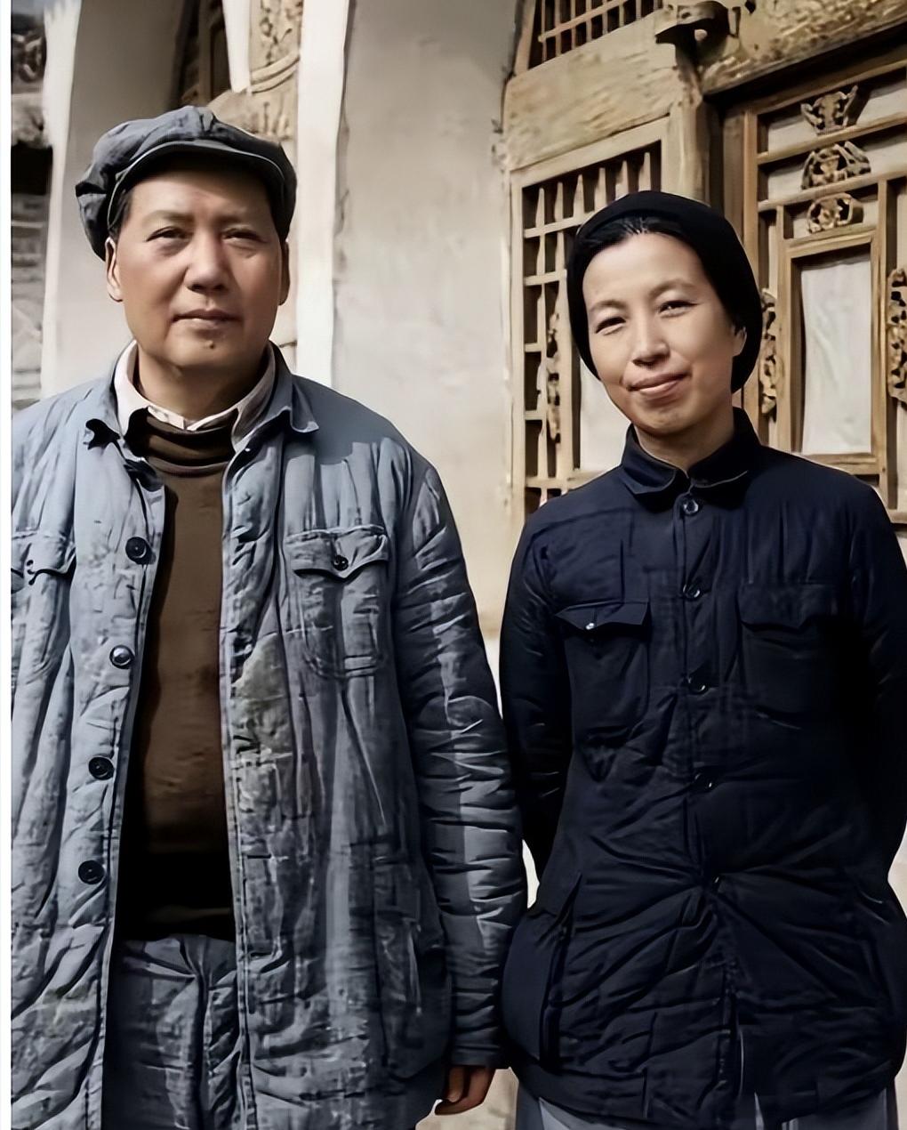 这是毛主席和妻子的真实合影，都看看吧，伟人夫妇俩朴素里透着亲和，艰苦中蕴含乐观！