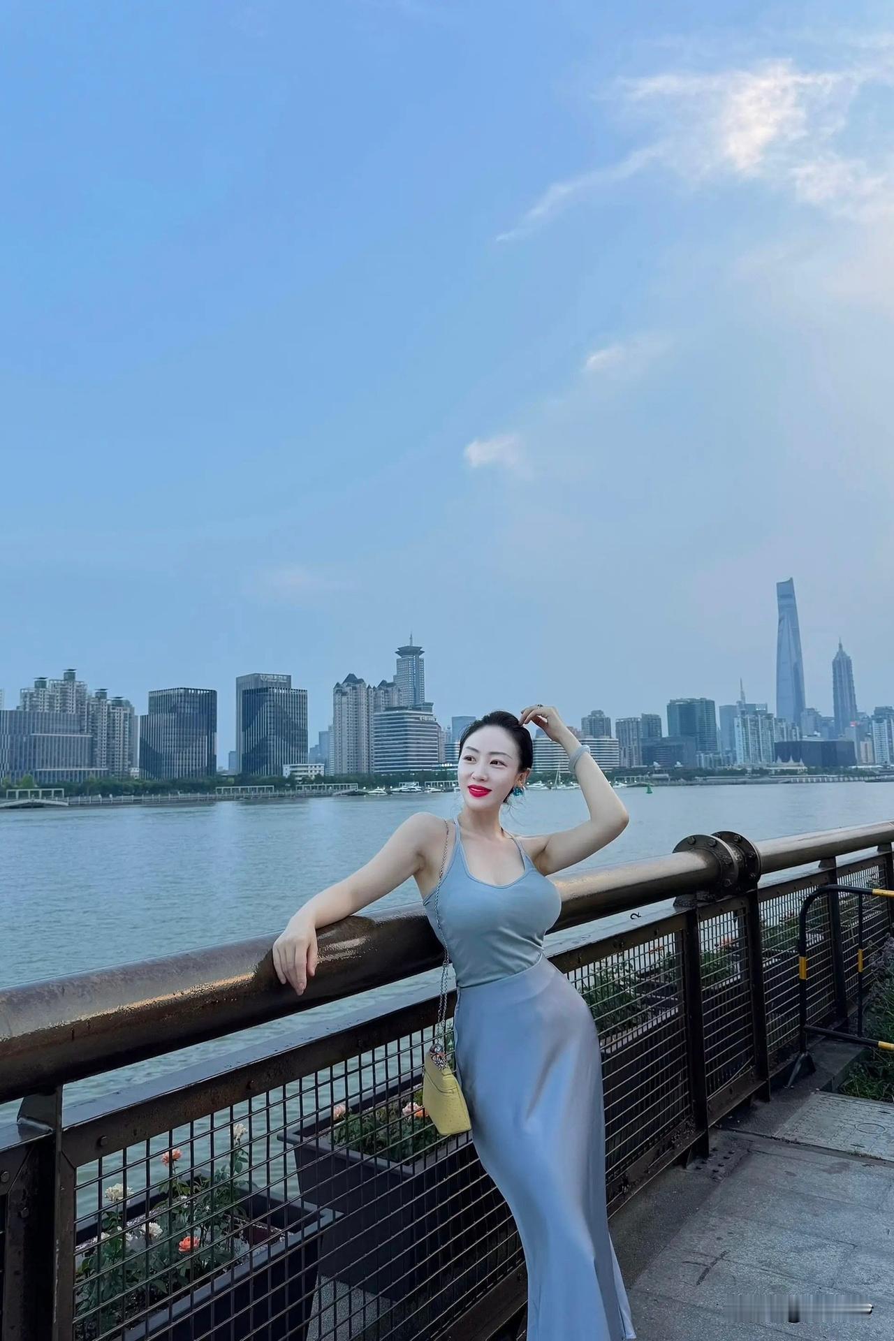江畔美人倚栏杆，笑看云卷云舒间。
