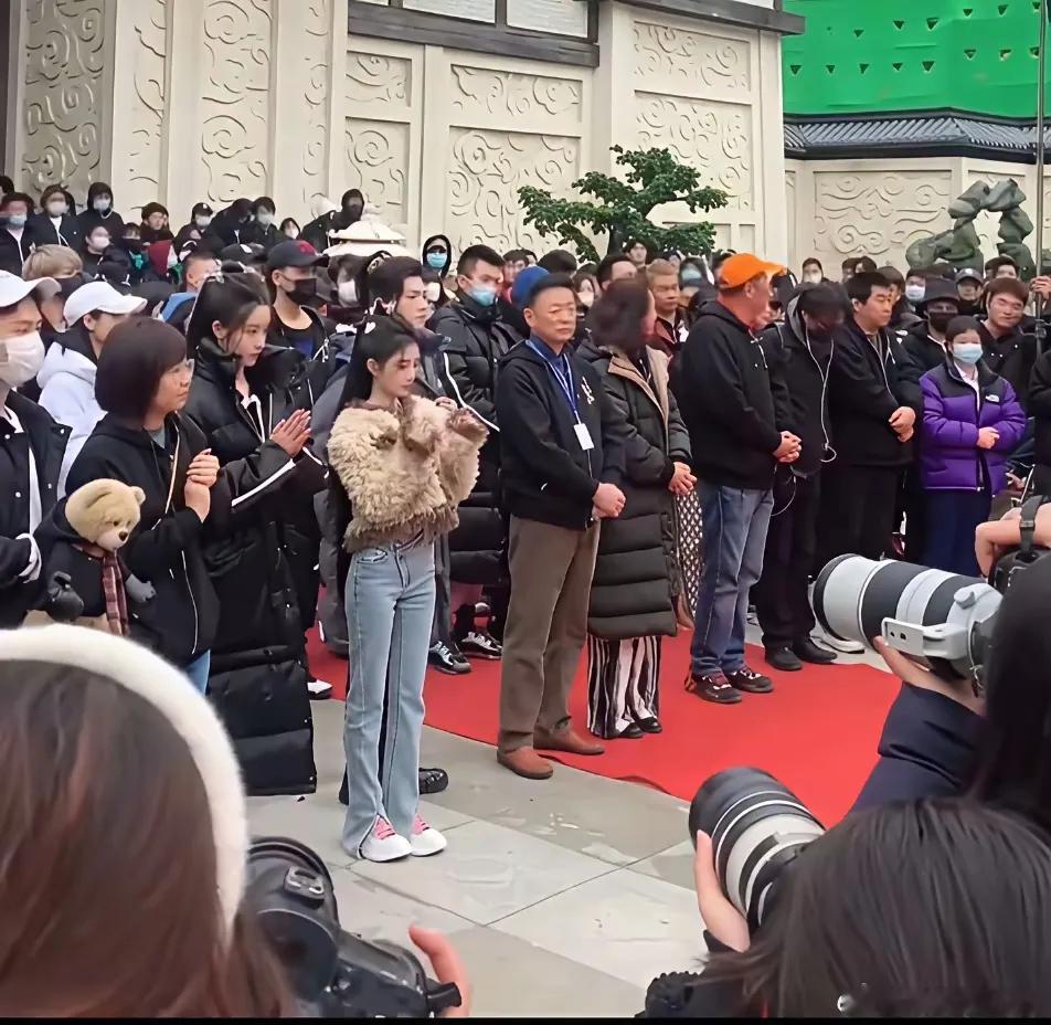 这是靠颜值，还是靠衣服？看一个艺人够不够亮眼，就看她在人群里能不能一眼被揪出来。