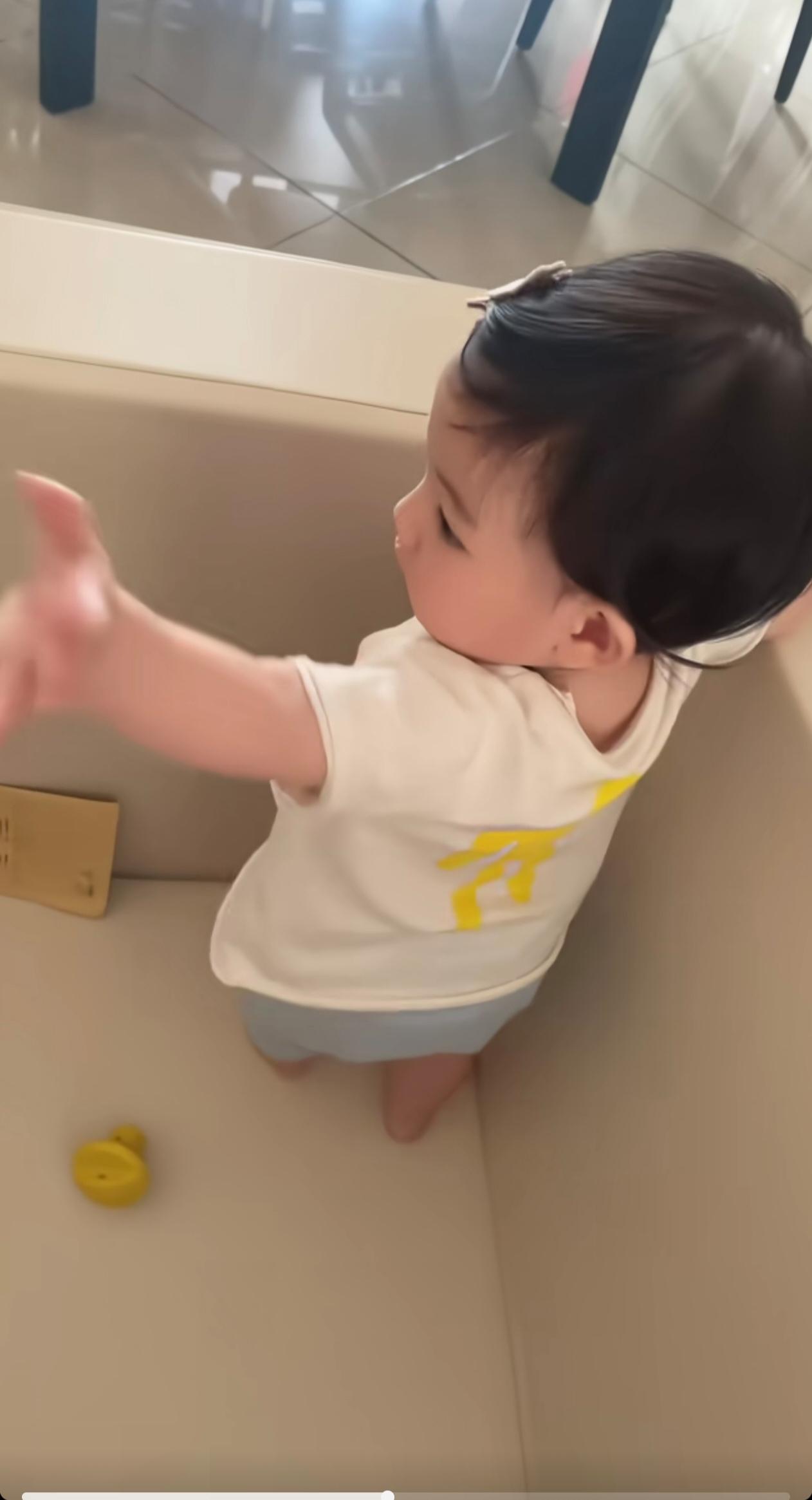郭富城方媛家的第三个宝宝，光看侧脸就能感受到是绝世容颜！

小小年纪鼻梁就很高，