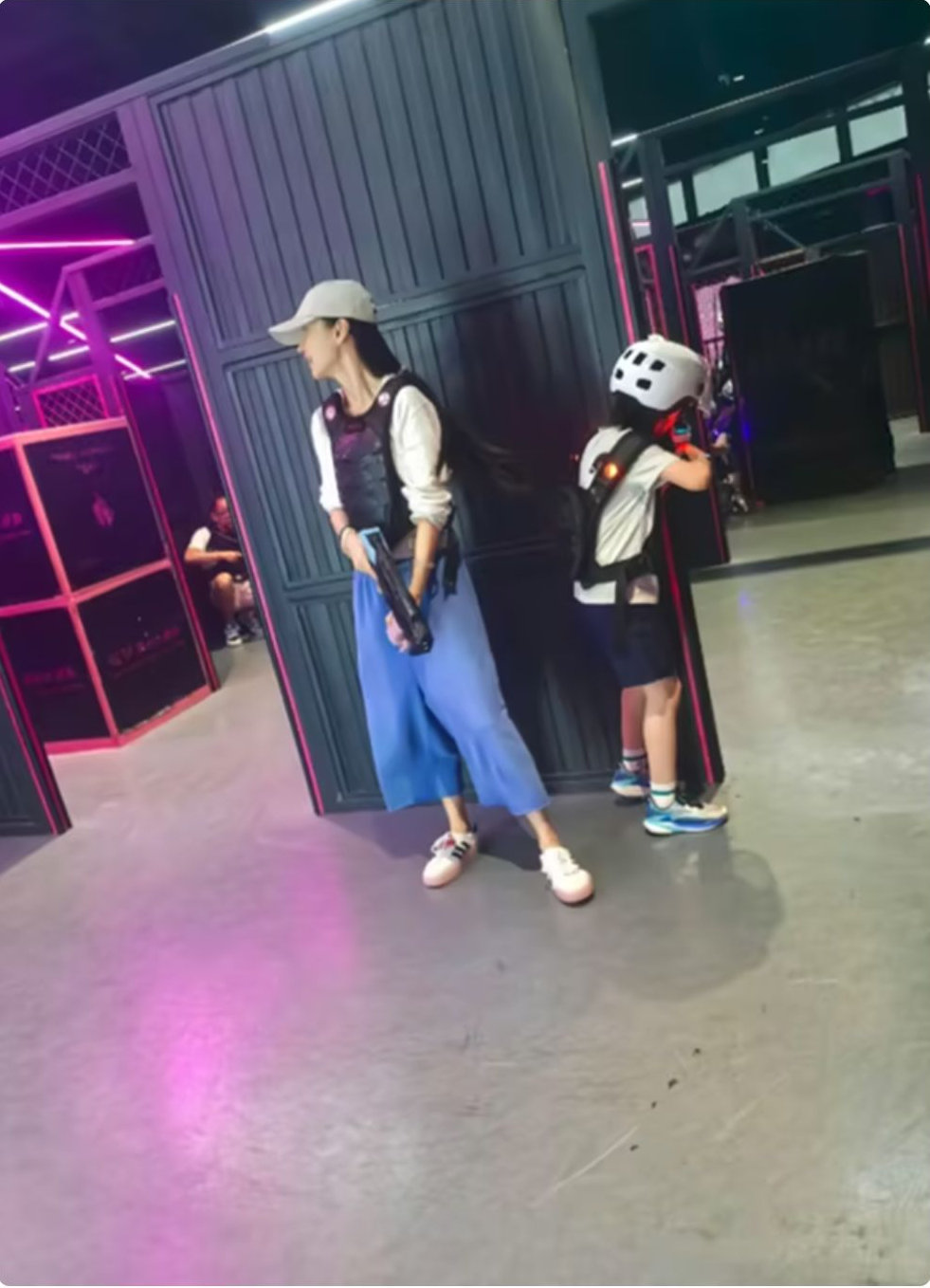 baby带儿子玩真人CS，本人比想象的还瘦，脚踝比9岁儿子的还要细 