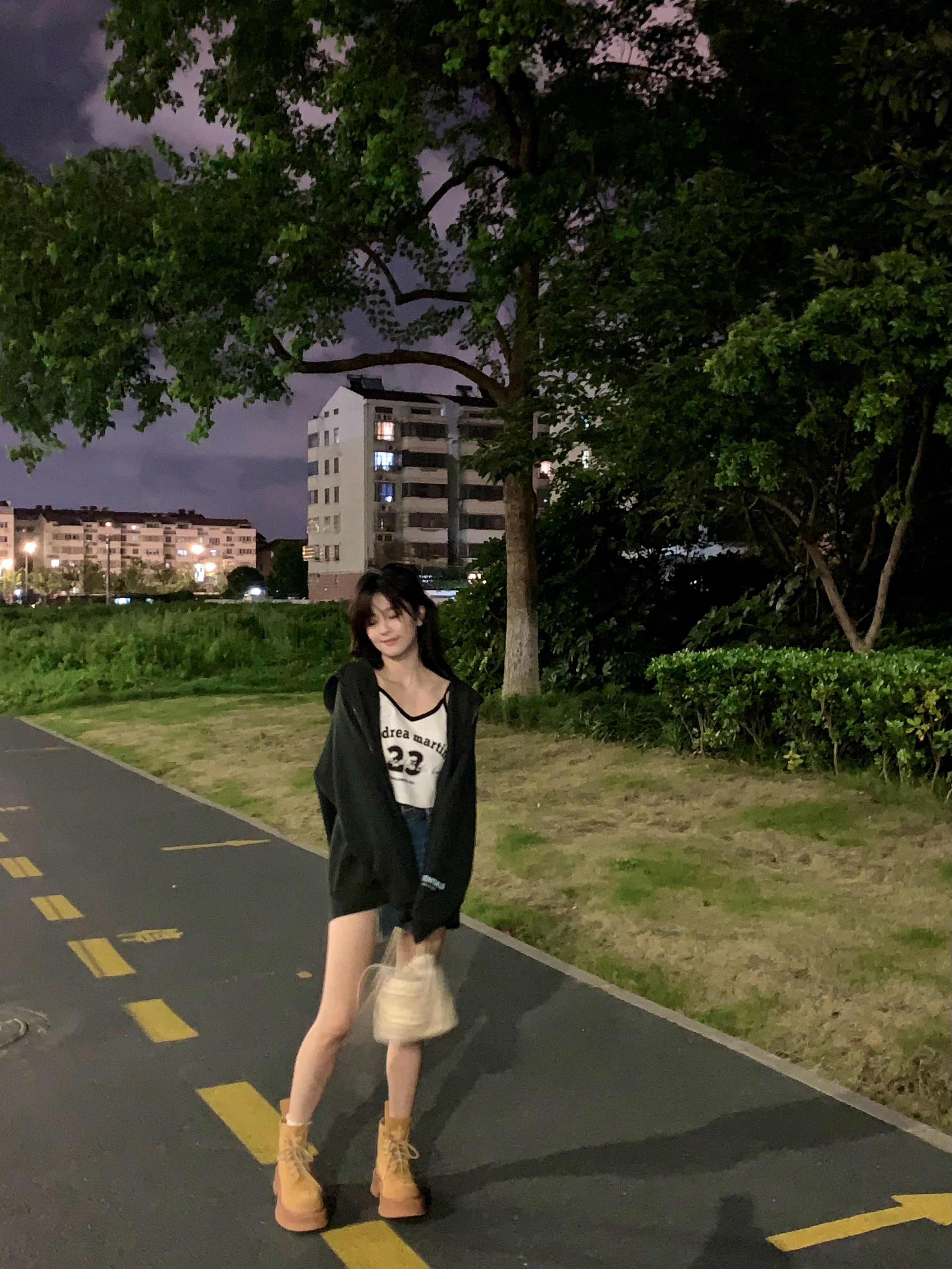 #白鹿夏季卫衣穿搭# 美女总是这么幽默的，白鹿的夏季卫衣短裤穿搭看上去非常潮，时