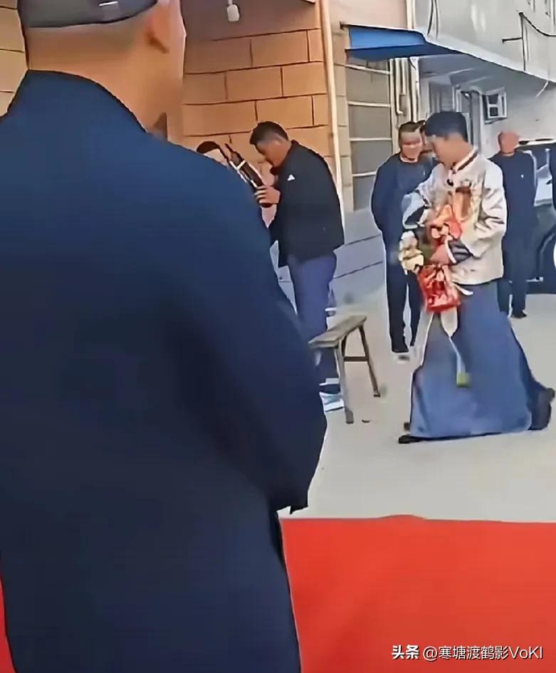 撒喜糖是婚礼中的重要一环，曾几何时，围观的人群翘首以待，特别是小孩子专等着撒喜糖